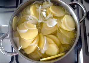 Friendo patatas y cebolla