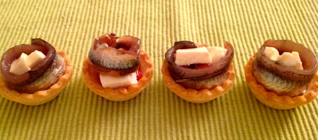 Tartaletas de anchoas, tomate y queso de cabra