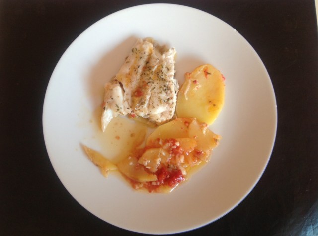 Pescadilla al horno con patatas, cebollas y tomate