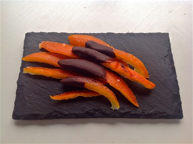 Naranjas confitadas con chocolate