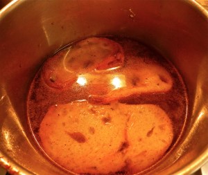 Añadiendo pimentón y caldo