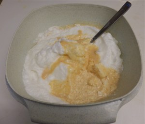 Mezclando la crema de turrón con las claras