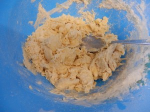 Haciendo la masa. Un poco seca.