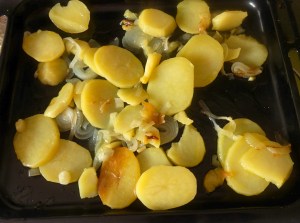 Formando el lecho de patata y cebolla