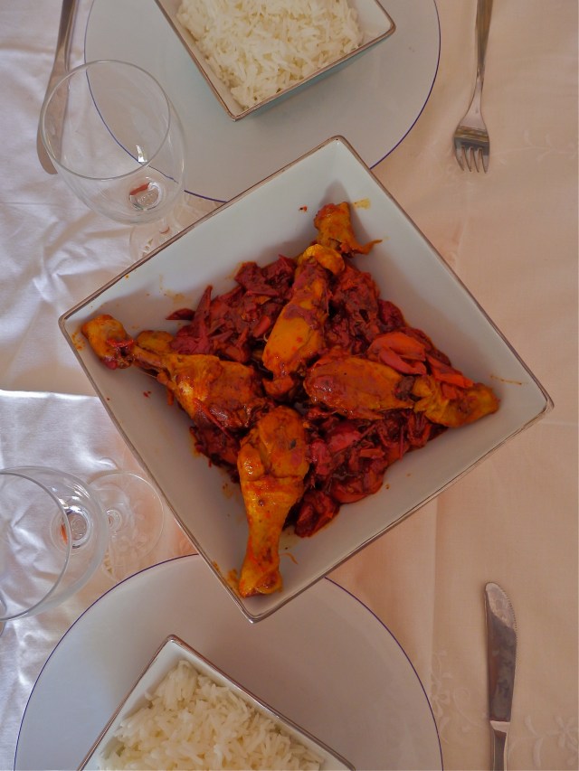 Pollo con pimientos servido con arroz