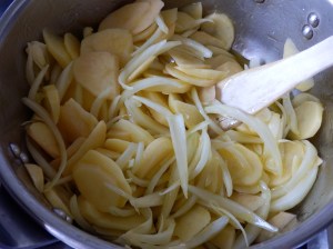 Bañando las verduras cortadas con el aceite