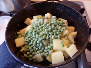 Añadir patatas y guisantes