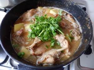 Añadiendo caldo y perejil