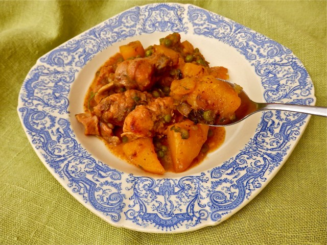 Conejo con guisantes y patatas