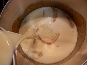 Añadir la mezcla de leche y huevos