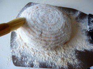 Volcando el pan en la pala o bandeja