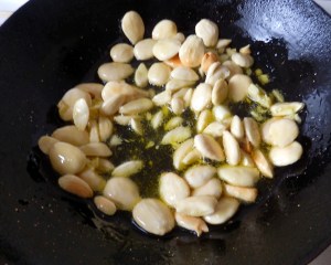 Dorando las almendras y el ajo