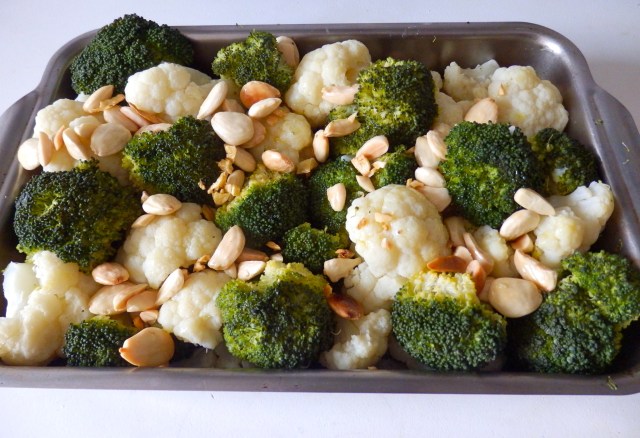 Brecol y coliflor con almendras