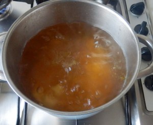 Hirviendo el agua con el caldo
