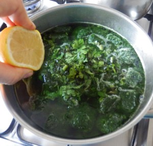 Añadiendo el jugo de limón