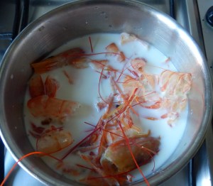 Cociendo las cabezas de langostinos en leche