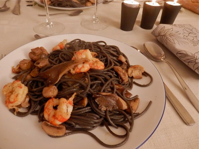 Espaguetis negros con setas y gambas
