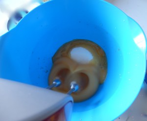 Batiendo huevos y azúcar