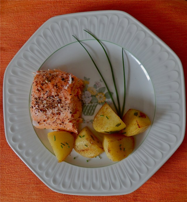Salmón al horno con patatas molinera