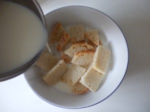 Verter la leche dulce