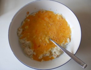 Añadiendo los huevos