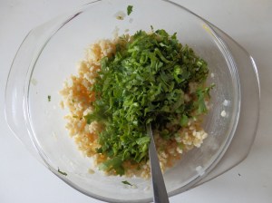 Añadir hierbas y cebolla picados