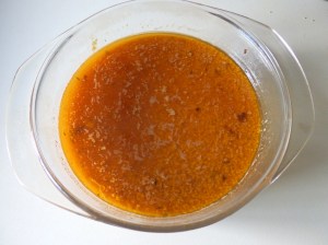 Caldo recogido de la bandeja del horno