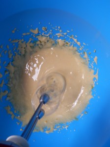 Batir las yemas con el azúcar