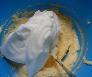 Incorporar las claras suavemente