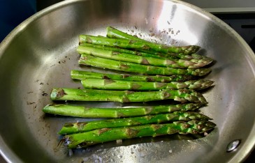 Espárragos salteados